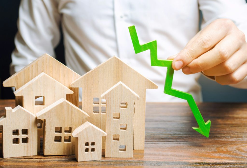 Analyst holds down arrow near the wooden houses